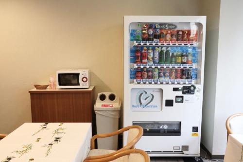 una nevera llena de refrescos en Hotel Tetora Makuhari Inagekaigan (Formerly Business Hotel Marine) en Chiba