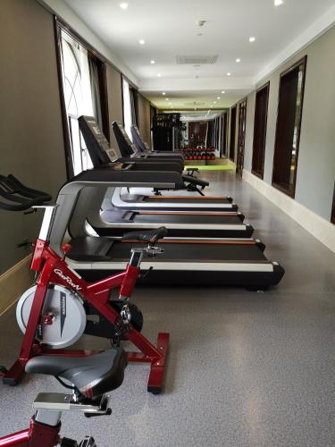 a row of treadmills in a gym with a bike at SSAW Boutique Hotel Lishui Jiarui in Lishui