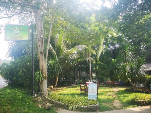 ein Schild vor einem Park mit Bäumen in der Unterkunft Jungle Garden in Ko Chang