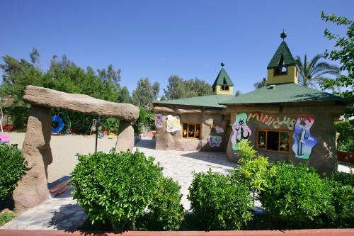Κήπος έξω από το Saphir Hotel & Villas