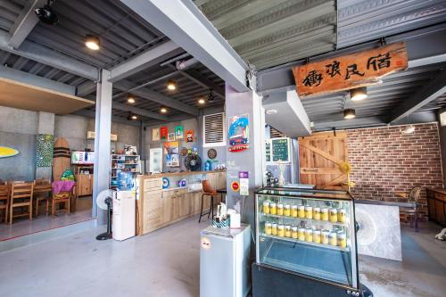a restaurant with a drink stand in a room at Mahalo B&B in Magong