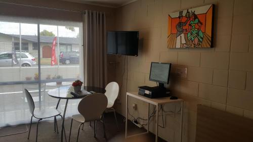 Μια τηλεόραση ή/και κέντρο ψυχαγωγίας στο Six On Union Motel