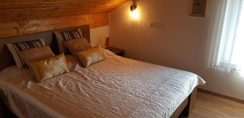 sypialnia z łóżkiem z 2 poduszkami w obiekcie Holiday house VilAna w mieście Puconci