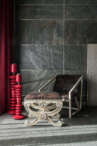 a bench in the corner of a room with red candles at Nosalowy Park Hotel & Spa in Zakopane
