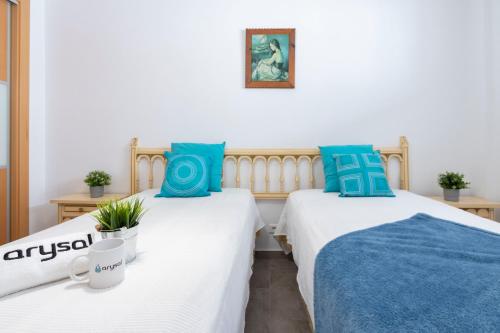 Кровать или кровати в номере Formentor Arysal II