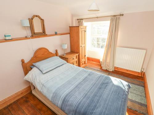 מיטה או מיטות בחדר ב-Ffynnondici Farmhouse