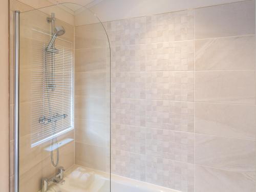 y baño con ducha, bañera y lavamanos. en Waternook Lodge en Carnforth