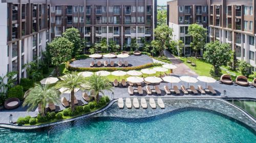 Výhľad na bazén v ubytovaní Divalux Resort & Spa Bangkok, Suvarnabhumi Airport-Free Shuttle alebo v jeho blízkosti