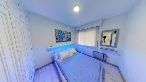 Apartamentos Design Pinemar في كاباناس: غرفة مع أرضية زجاجية مع مرآة