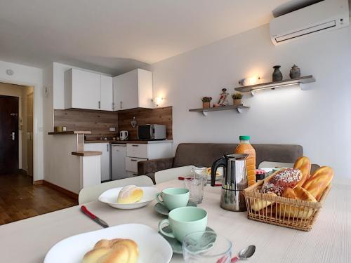 une table avec des assiettes de nourriture dessus dans l'établissement Nestor&Jeeves - LIDO BEACH - Central - Very close sea - Pedestrian zone, à Nice