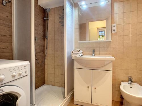 une salle de bain avec un lavabo et une machine à laver dans l'établissement Nestor&Jeeves - LIDO BEACH - Central - Very close sea - Pedestrian zone, à Nice