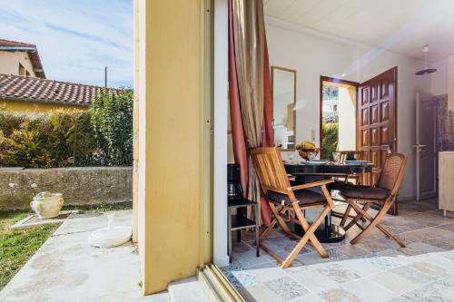 une salle à manger avec une table et des chaises sur un patio dans l'établissement Le Garibaldi, à Sospel