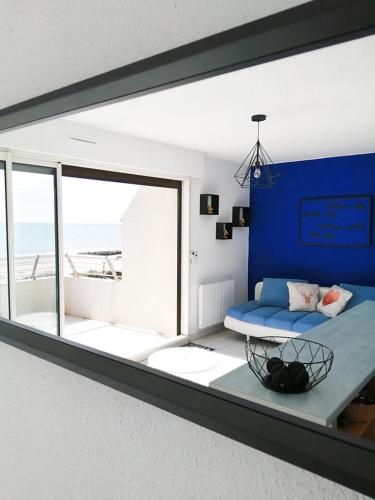 Cette chambre comprend un lit et une grande fenêtre. dans l'établissement Bleu du Sud, au Cap d'Agde
