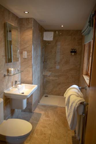 Un baño de Old Pines Hotel And Restaurant