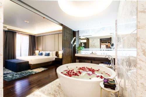 Postel nebo postele na pokoji v ubytování Divalux Resort & Spa Bangkok, Suvarnabhumi Airport-Free Shuttle