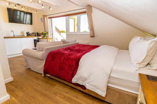 1 dormitorio con 2 camas y cocina con ventana en Sea View Holiday Flat - Covehurst Bay, en Hastings