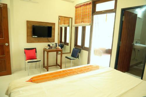Postel nebo postele na pokoji v ubytování Aamantran At Fort Maheshwar