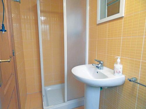 a bathroom with a sink and a shower at Anacasa Avinyo Sector 5 AP120 in Oliva