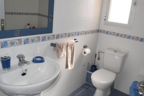 Un baño con un lavabo blanco y un inodoro. en Anacasa Las Nereidas Les Marines AP3212, en Denia