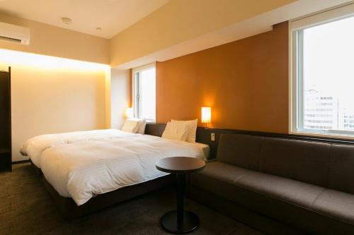 En eller flere senge i et værelse på AB Hotel Ichinomiya