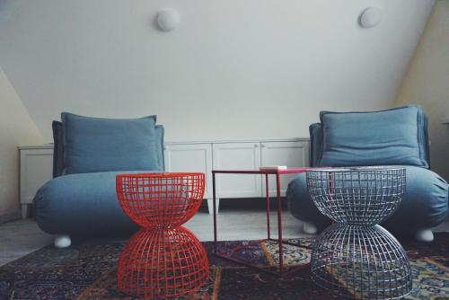 a living room with two chairs and a table at Amber Ambient Apartments in Juodkrantė