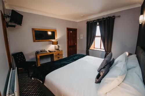 Seafield Arms Hotel tesisinde bir odada yatak veya yataklar
