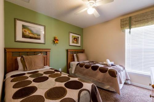 1 dormitorio con 2 camas y ventilador de techo en Three-Bedroom Pool Home Kissimmee, en Orlando