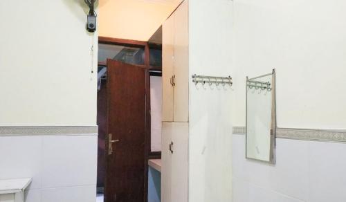een badkamer met een spiegel aan de muur bij D'Kost Ketintang in Surabaya