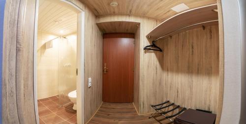 キロフスクにあるKhibiny Hotelのバスルーム(トイレ付)へと続く廊下