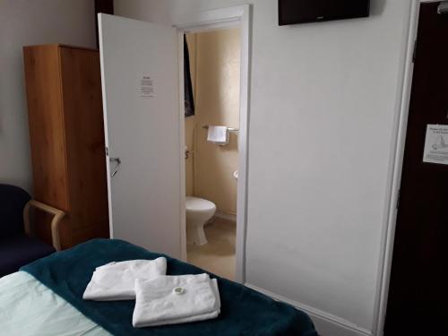 - une chambre avec un lit et 2 serviettes dans l'établissement Hotel Royale, à Blackpool