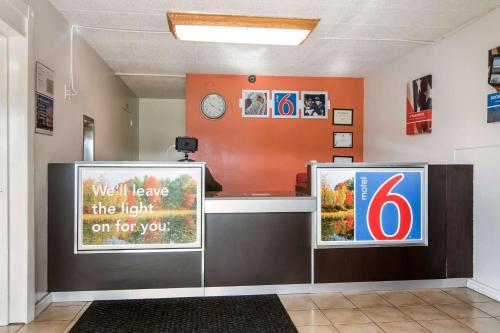 a waiting room with a counter with a phone booth at Motel 6-New Stanton, PA in New Stanton