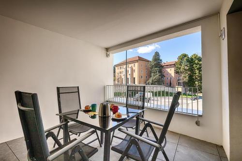 un balcon avec une table, des chaises et une fenêtre dans l'établissement LE LYRIQUE, à Annecy