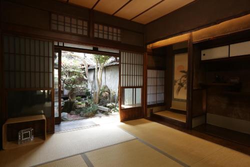 una entrada a una habitación con una puerta abierta en Guesthouse KYOTO COMPASS en Kioto