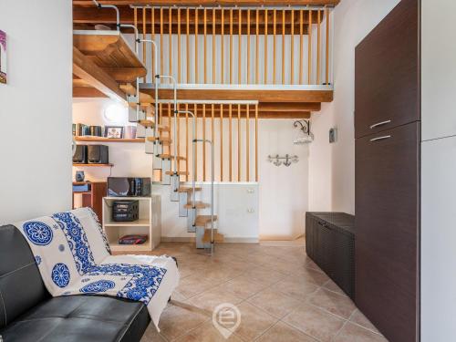 sala de estar con sofá y escalera de caracol en La Mora - Apartment Near the Sea, en Castiadas