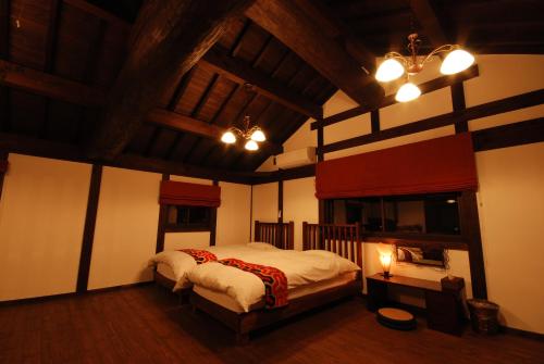 ein Schlafzimmer mit einem großen Bett in einem Haus in der Unterkunft Okayama Hiruzen Villas Peter Pan in Makago