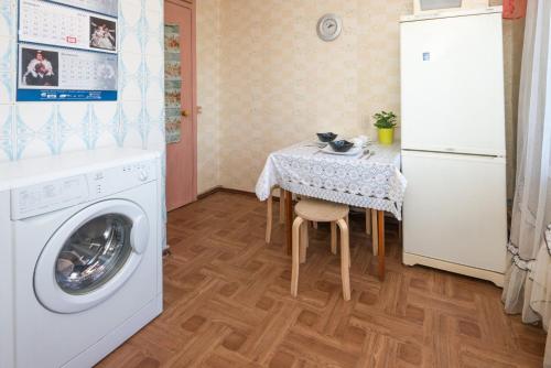 モスクワにあるApartments on Kashirskoye shosse 112к1のキッチン(テーブル、洗濯機付)