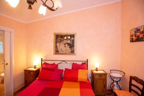 - une chambre avec un lit et une couverture colorée dans l'établissement Relax nell' Antico Borgo, à Casperia