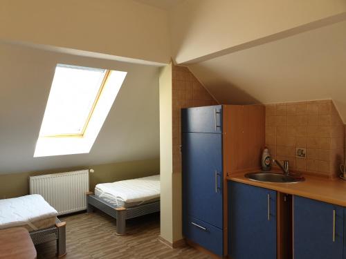 eine Küche mit Spüle und Kühlschrank im Zimmer in der Unterkunft visit baltic - Żeromskiego in Świnoujście
