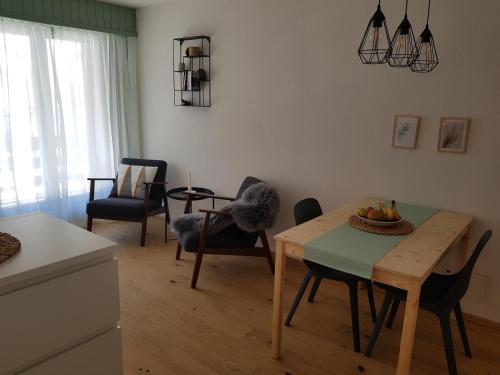 a living room with a table and chairs at Studio - Cosy et central, Haute-Nendaz, 4 Vallées in Nendaz