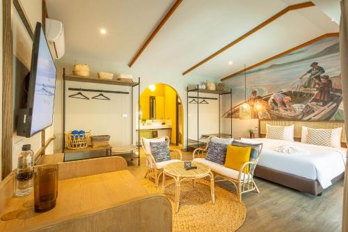 a hotel room with a bed and a table and chairs at BARA BARA' Budget SATUN 'SHA Plus' in Satun