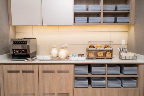 フランクリンにあるHyatt House Nashville/Franklin/Cool Springsのキッチン(カウンター付)