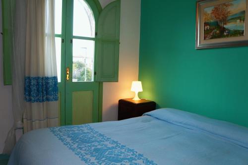 巴里薩爾多的住宿－Castelletto Verde，绿色卧室设有床和窗户