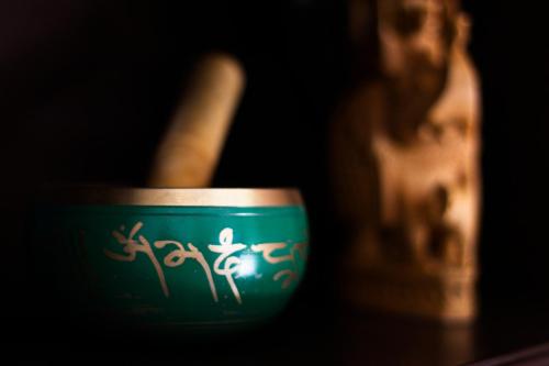 a green cup sitting on top of a table at Ganesha Hotel in San Cristóbal de Las Casas