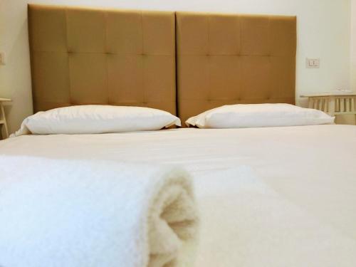 two beds with white sheets and pillows at Pigneto Guest House in Rome