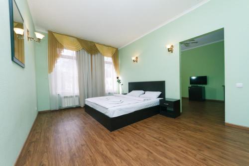 duża sypialnia z łóżkiem i dużym oknem w obiekcie Mango w Kijowie