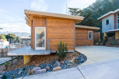una pequeña casa con una rampa que conduce a un porche en Anchor Inn Pacifica en Pacifica