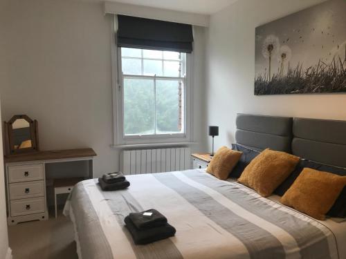 una camera con un grande letto e una finestra di Hartington House a Woodhall Spa