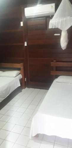 um quarto com duas camas e uma janela em CHALES AABB SALVADOR(BA) em Salvador