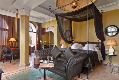 een woonkamer met een bed en een bank bij Golf Club Rotana Palmeraie in Marrakesh