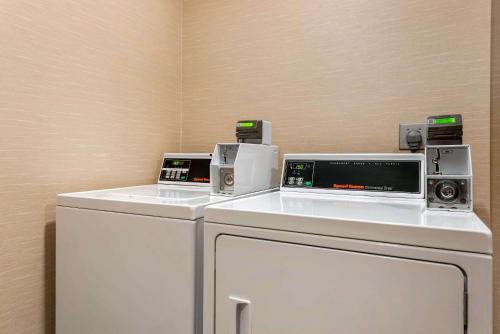 a laundry room with two microwaves and a washer at Comfort Inn & Suites near Route 66 Award Winning Gold Hotel 2021 in Lincoln